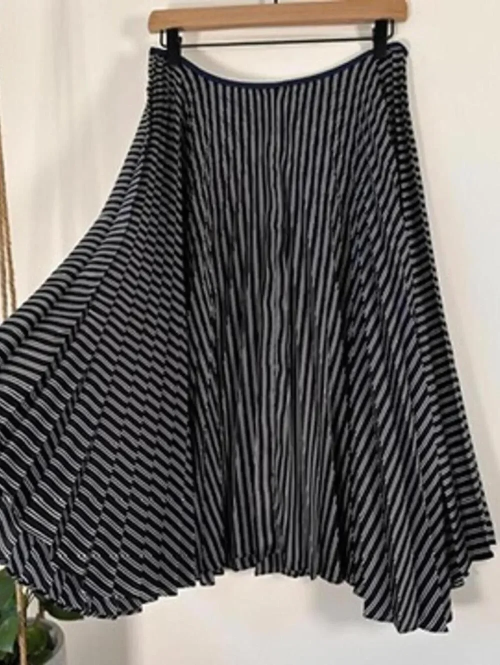 Theory Zeyn Satin Pleated A-Line Skirt M Navy White Striped Knee‎ Length
